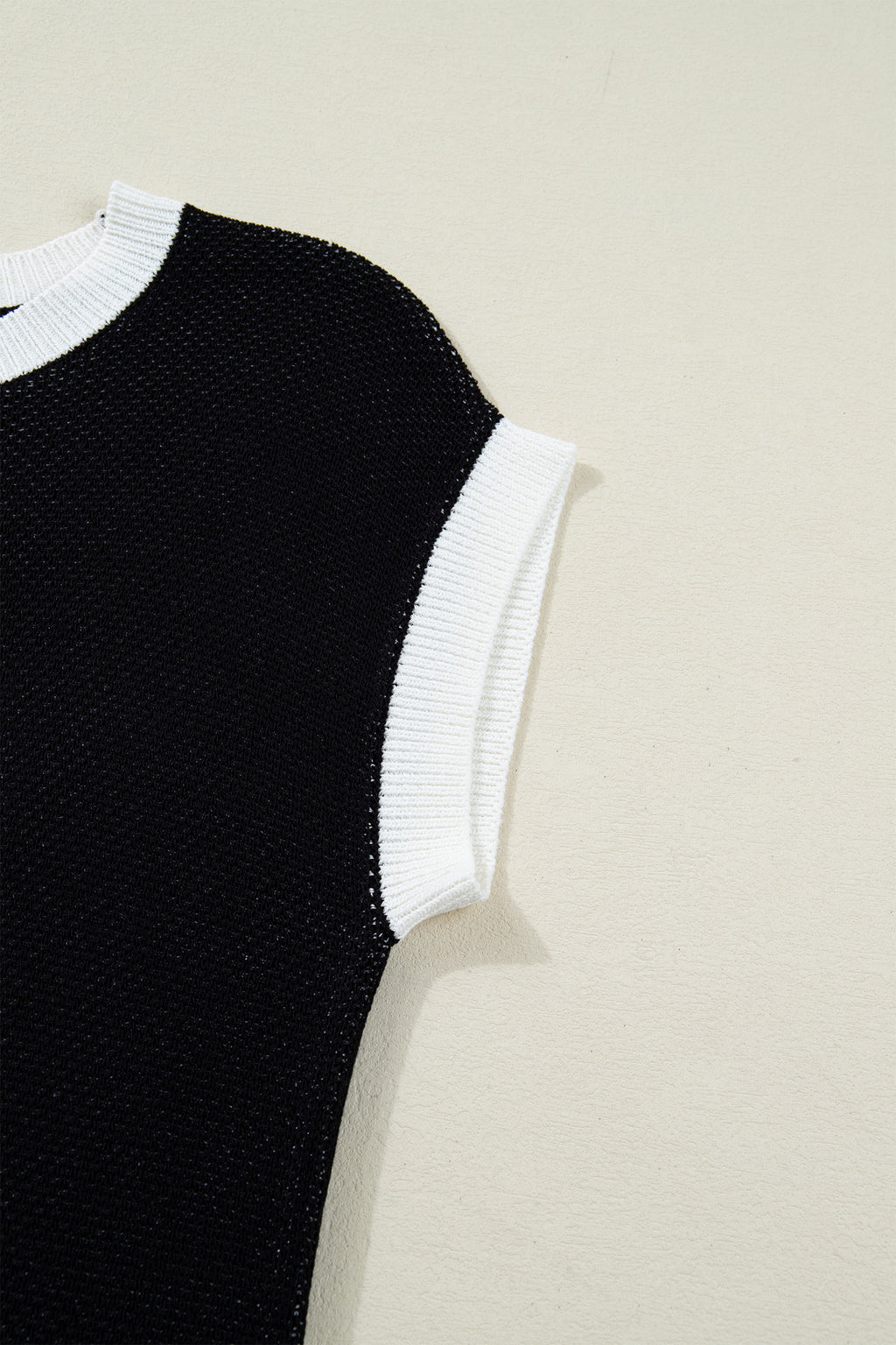 Black Horse Shoe Pattern Contrast Trim Short Sleeve Sweater